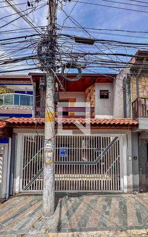Casa à venda com 156m², 3 quartos e 2 vagas Casa à venda com 156m², 3 quartos e 2 vagasFachada