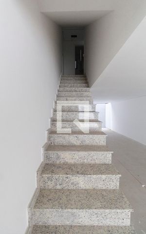 Casa à venda com 164m², 3 quartos e 3 vagas Casa à venda com 164m², 3 quartos e 3 vagasEscada Acesso Interno
