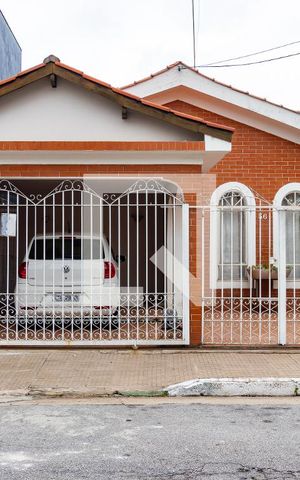 Casa à venda com 200m², 3 quartos e 2 vagas Casa à venda com 200m², 3 quartos e 2 vagasFachada