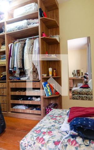 Casa à venda com 220m², 3 quartos e 4 vagas Casa à venda com 220m², 3 quartos e 4 vagasCloset quarto 2
