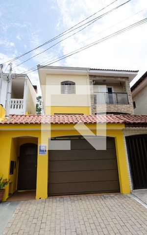 Casa à venda com 220m², 3 quartos e 4 vagas Casa à venda com 220m², 3 quartos e 4 vagasFachada