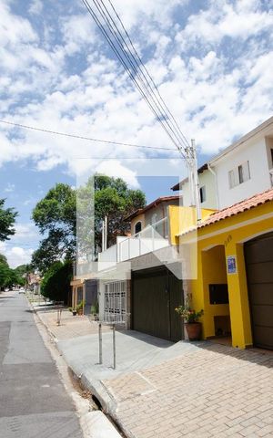 Casa à venda com 220m², 3 quartos e 4 vagas Casa à venda com 220m², 3 quartos e 4 vagasFachada