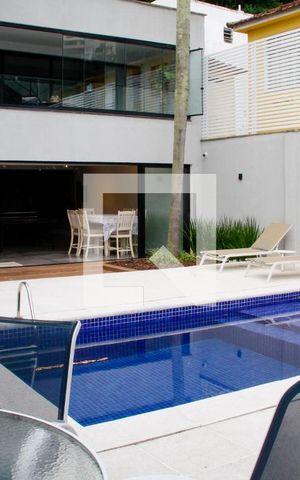 Casa à venda com 400m², 4 quartos e 3 vagas Casa à venda com 400m², 4 quartos e 3 vagasPiscina