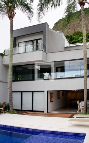 Casa à venda com 400m², 4 quartos e 3 vagas Casa à venda com 400m², 4 quartos e 3 vagasFachada interna dos fundos