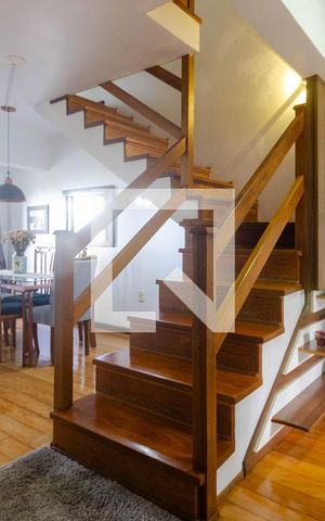 Casa à venda com 268m², 4 quartos e 2 vagas Casa à venda com 268m², 4 quartos e 2 vagasEscada