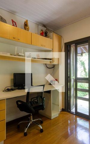 Casa à venda com 268m², 4 quartos e 2 vagas Casa à venda com 268m², 4 quartos e 2 vagasEscritório 1