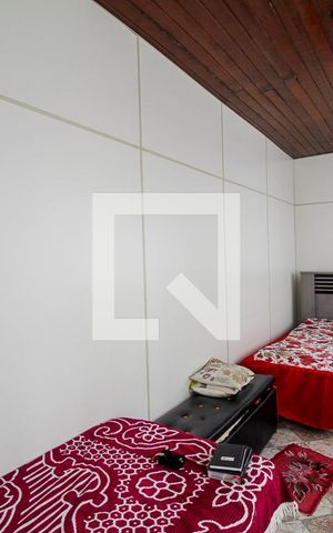 Casa à venda com 750m², 6 quartos e 4 vagas Casa à venda com 750m², 6 quartos e 4 vagasQuarto 1