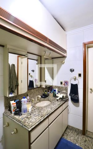 Apartamento à venda com 200m², 4 quartos e 5 vagas Apartamento à venda com 200m², 4 quartos e 5 vagasBanheiro