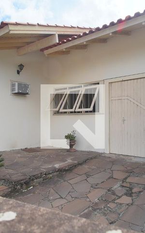 Casa à venda com 210m², 2 quartos e 4 vagas Casa à venda com 210m², 2 quartos e 4 vagasFachada