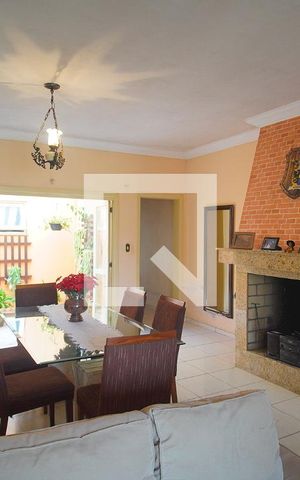 Casa à venda com 210m², 2 quartos e 4 vagas Casa à venda com 210m², 2 quartos e 4 vagasSala