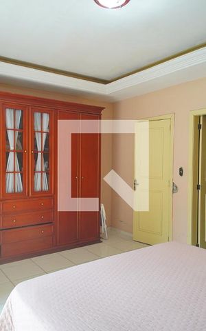 Casa à venda com 210m², 2 quartos e 4 vagas Casa à venda com 210m², 2 quartos e 4 vagasSuíte
