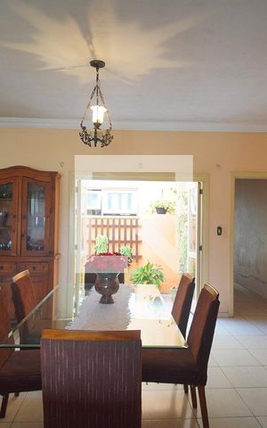 Casa à venda com 210m², 2 quartos e 4 vagas Casa à venda com 210m², 2 quartos e 4 vagasSala