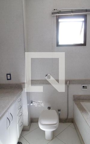 Apartamento para alugar com 240m², 3 quartos e 3 vagasBanheiro do quarto 1 