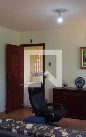 Casa à venda com 303m², 4 quartos e 4 vagasSala