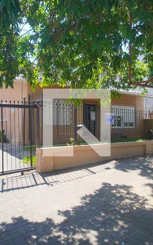 Casa à venda com 190m², 3 quartos e 2 vagas Casa à venda com 190m², 3 quartos e 2 vagasFachada