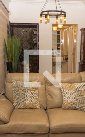 Casa à venda com 250m², 2 quartos e 2 vagas Casa à venda com 250m², 2 quartos e 2 vagasSala
