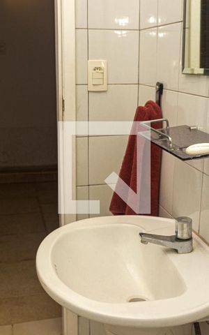 Casa à venda com 250m², 2 quartos e 2 vagas Casa à venda com 250m², 2 quartos e 2 vagasBanheiro da Área de Serviço