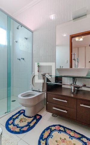 Casa para alugar com 325m², 3 quartos e 4 vagas Casa para alugar com 325m², 3 quartos e 4 vagasBanheiro da Suíte 1