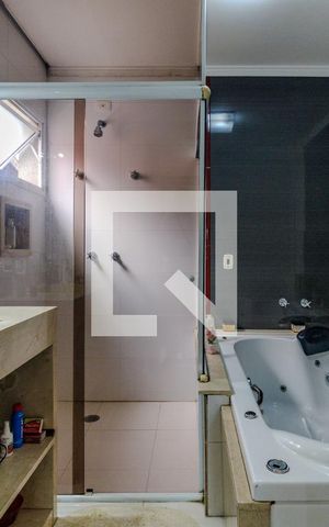 Casa para alugar com 325m², 3 quartos e 4 vagas Casa para alugar com 325m², 3 quartos e 4 vagasBanheiro da Suíte 2
