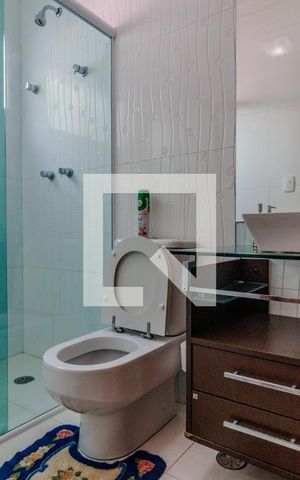 Casa para alugar com 325m², 3 quartos e 4 vagas Casa para alugar com 325m², 3 quartos e 4 vagasBanheiro da Suíte 1
