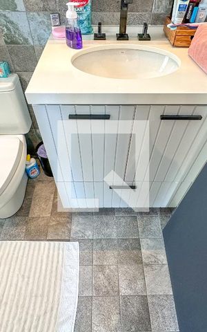 Apartamento à venda com 70m², 2 quartos e 2 vagas Apartamento à venda com 70m², 2 quartos e 2 vagasBanheiro da Suíte