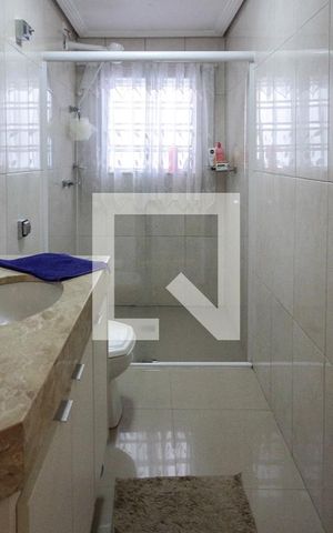 Casa à venda com 230m², 3 quartos e 2 vagas Casa à venda com 230m², 3 quartos e 2 vagasBanheiro