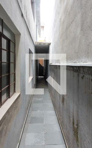 Casa à venda com 230m², 3 quartos e 2 vagas Casa à venda com 230m², 3 quartos e 2 vagasEscada