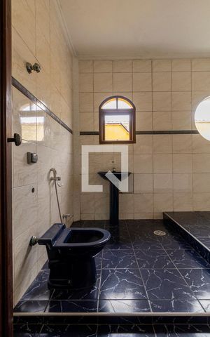 Casa à venda com 263m², 3 quartos e 2 vagas Casa à venda com 263m², 3 quartos e 2 vagasBanheiro