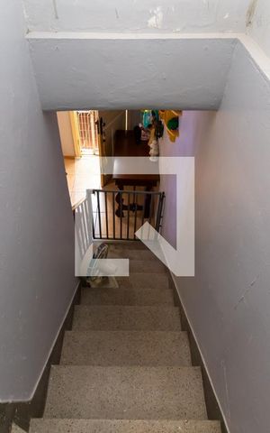 Casa à venda com 183m², 2 quartos e 2 vagasEscada