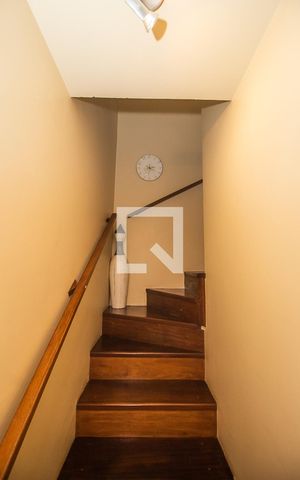 Casa à venda com 100m², 3 quartos e 1 vaga Casa à venda com 100m², 3 quartos e 1 vagaEscada