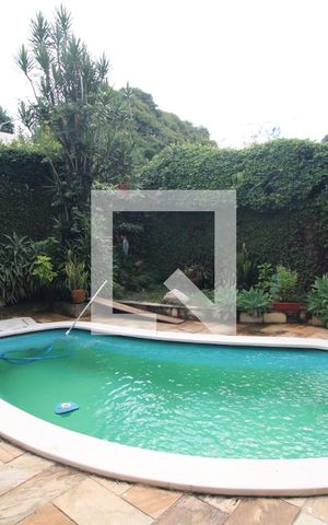 Casa para alugar com 330m², 4 quartos e 4 vagasFundos da casa