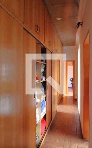 Casa para alugar com 330m², 4 quartos e 4 vagasCorredor - armários