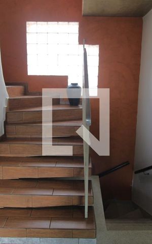 Casa para alugar com 330m², 4 quartos e 4 vagasEscada