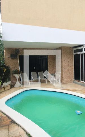 Casa para alugar com 330m², 4 quartos e 4 vagasFundos da casa