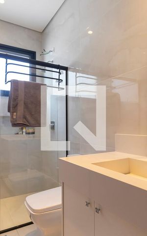 Casa de condomínio à venda com 304m², 3 quartos e 3 vagas Casa de condomínio à venda com 304m², 3 quartos e 3 vagasBanheiro da suíte 3