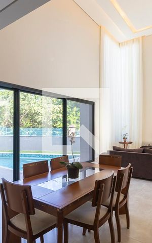 Casa de condomínio à venda com 304m², 3 quartos e 3 vagas Casa de condomínio à venda com 304m², 3 quartos e 3 vagasSala