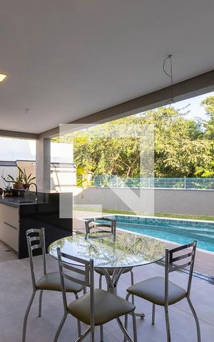 Casa de condomínio à venda com 304m², 3 quartos e 3 vagas Casa de condomínio à venda com 304m², 3 quartos e 3 vagasQuintal com piscina e espaço gourmet