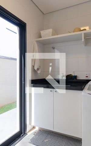 Casa de condomínio à venda com 304m², 3 quartos e 3 vagas Casa de condomínio à venda com 304m², 3 quartos e 3 vagasÁrea de serviço