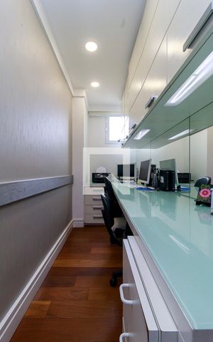 Apartamento à venda com 205m², 3 quartos e 4 vagas Apartamento à venda com 205m², 3 quartos e 4 vagasEscritório
