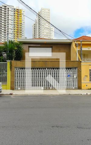 Casa para alugar com 320m², 3 quartos e 4 vagas Casa para alugar com 320m², 3 quartos e 4 vagasFachada