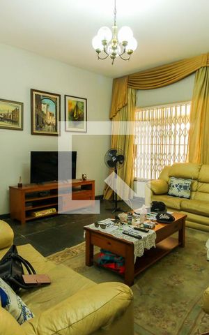 Casa para alugar com 320m², 3 quartos e 4 vagas Casa para alugar com 320m², 3 quartos e 4 vagasSala