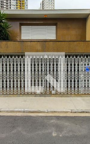 Casa para alugar com 320m², 3 quartos e 4 vagas Casa para alugar com 320m², 3 quartos e 4 vagasFachada