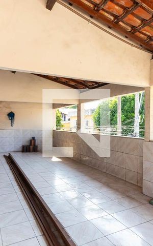 Casa à venda com 250m², 4 quartos e 2 vagas Casa à venda com 250m², 4 quartos e 2 vagasSacada