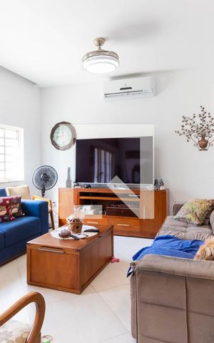 Casa à venda com 250m², 4 quartos e 2 vagas Casa à venda com 250m², 4 quartos e 2 vagasSala