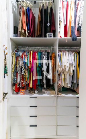 Casa à venda com 250m², 4 quartos e 2 vagas Casa à venda com 250m², 4 quartos e 2 vagasCloset