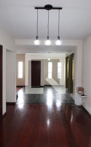 Casa à venda com 210m², 5 quartos e 2 vagasSala