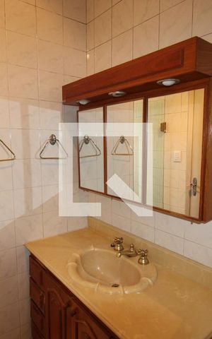 Casa à venda com 210m², 5 quartos e 2 vagasBanheiro 1