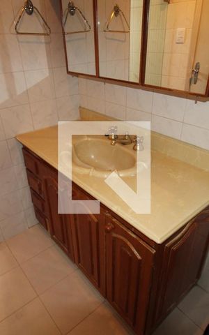 Casa à venda com 210m², 5 quartos e 2 vagasBanheiro 1