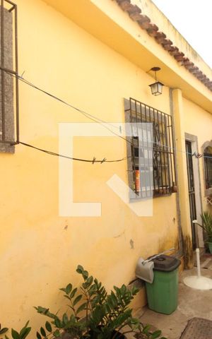 Casa à venda com 300m², 4 quartos e 2 vagasCorredor casa fundos 