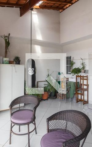 Casa à venda com 180m², 2 quartos e 2 vagas Casa à venda com 180m², 2 quartos e 2 vagasVaranda